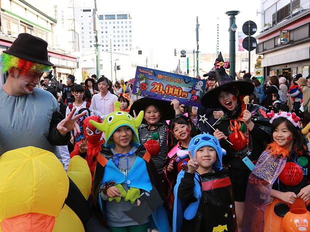 Конкурс костюмов "Яблочный Хэллоуин" и парад в Хиросаки.