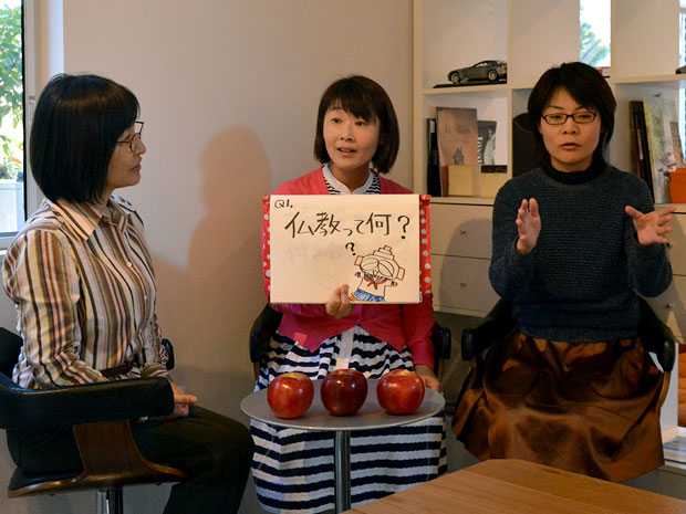 Entretien bouddhiste de femmes dans la diffusion en direct d'Aomori Nico