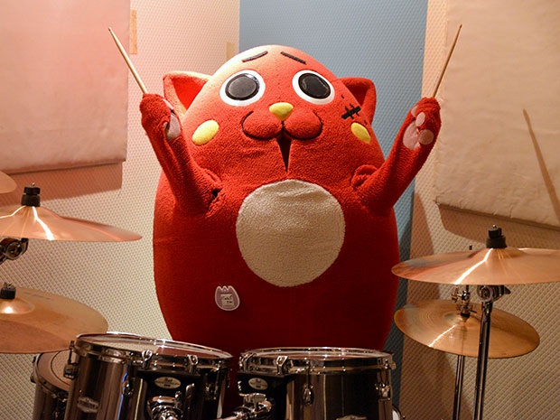 "Los tambores son demasiado buenos", la mascota de Aomori, "Nyango Star", es un tema candente