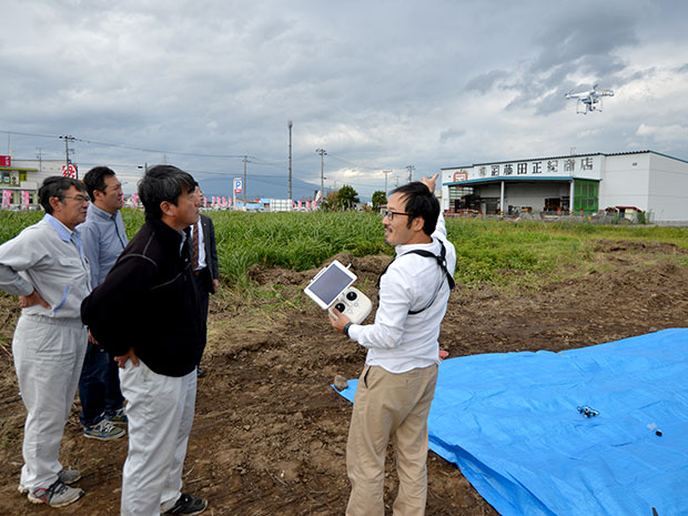 Учебная сессия для изучения возможностей бизнеса дронов в Hirosaki Опыт полетов последней модели