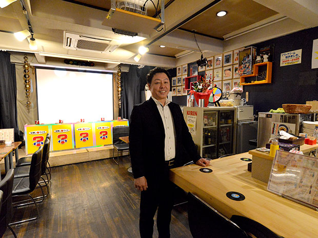 O bar "Juhachiban" de Hirosaki faz 3 anos com o tema dos anos 1980, jogos feitos à mão, etc.