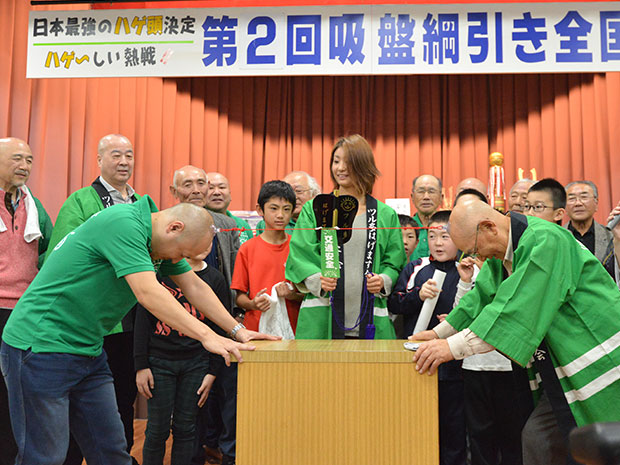 在青森和鹤田举行的“抽油式拔河比赛”全国锦标赛“头皮力量”的骄傲来自世界各地