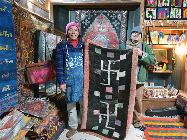 在弘前市举办的“飞行魔术工艺展”中展示和销售具有100年历史的地毯等。