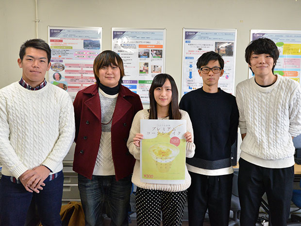 Agiter à l'aide de la pâte «Dakekimi», un produit de collaboration entre l'université d'Hirosaki et la station routière «Apple Hill»