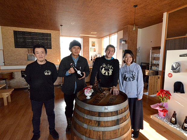 Ex-militares americanos abrem uma loja especializada em cerveja artesanal "Gareth's Hideout" em Hirosaki e uma cervejaria