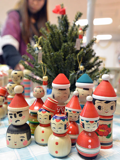 "Muñecas Merry Kokeshi" en Aomori y Kuroishi Aproximadamente 200 artículos, como muñecas Kokeshi navideñas