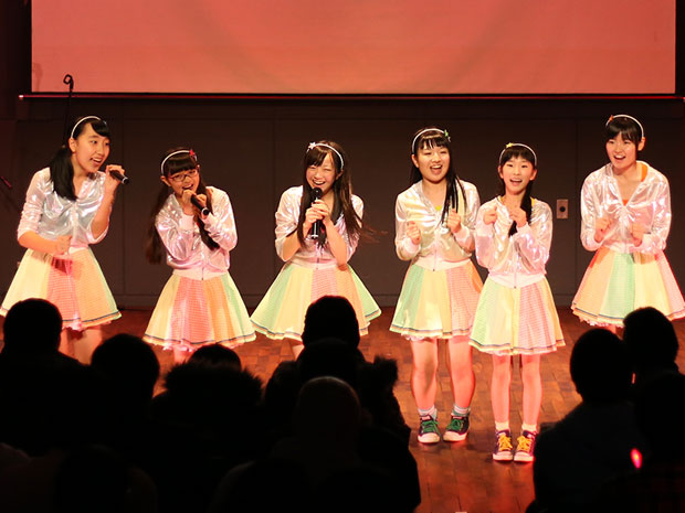 Os ídolos locais se apresentam ao vivo no 10º aniversário em Hirosaki. Membros anteriores também aparecem