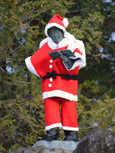 Ang Statue ng Kinjiro Ninomiya sa Hirosaki Park ay nagtataguyod ng Hirosaki Park sa taglamig sa Santa costume