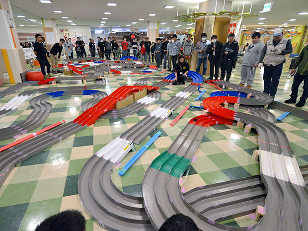 हिरोसाकी में मिनी 4WD टूर्नामेंट 430 मीटर कोर्स में 100 से अधिक लोगों ने भाग लिया