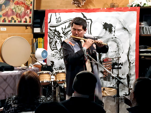 居住在弘前市的津輕長笛演奏家坂田文太將在當地發行新專輯