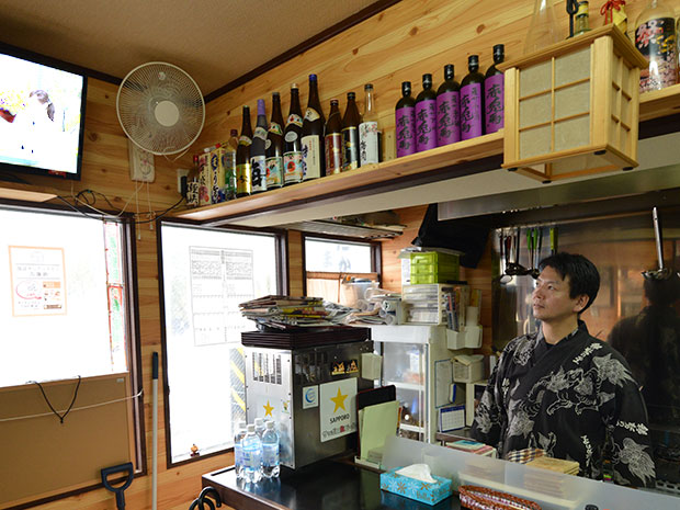 Từ Hirosaki, một ngôi làng hiếm hoi uchideshi quan sát một nhân vật nam với tấm bia rượu cống hiến