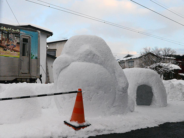 Une célèbre sculpture de neige réalisée par un salon de coiffure à Hirosaki, en voie d'achèvement Le motif de cette année est "amusant à faire"
