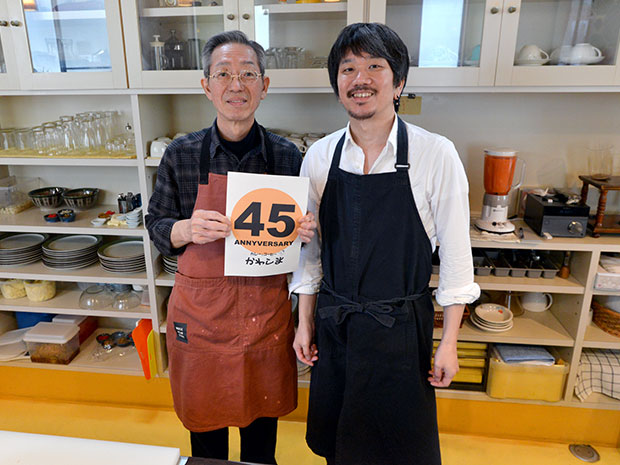 Магазин карри Хиросаки "Кавасима", 45 лет без изменения методов производства и обслуживания.