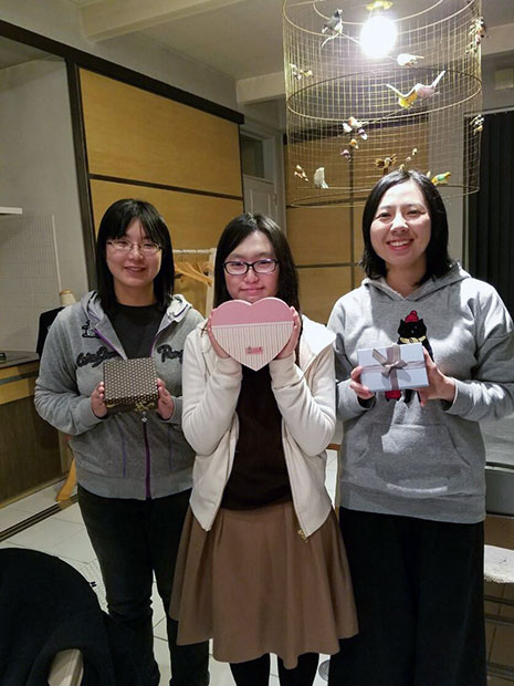 Ang mga mag-aaral sa kolehiyo ng Hirosaki University at iba pa na sesyon ng pagbabasa ng proyekto na "Munekyun" na proyekto ng Valentine