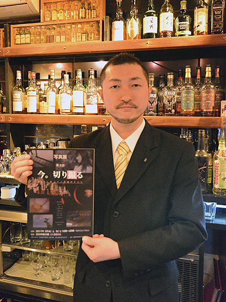 A photo exhibition by a bar owner at a gallery in Hirosaki 80 works by regular customers who like cameras