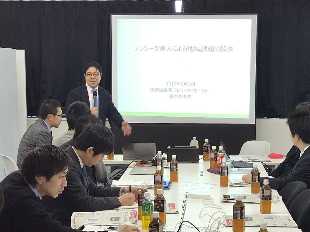 Mesa redonda de teletrabalho em Hirosaki Ex-consultor da Microsoft como convidado