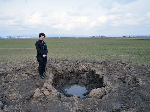 아오모리 쓰가루시의 밭에 직경 2m, 수수께끼의 거대한 구멍 "운석 낙하 '가능성도