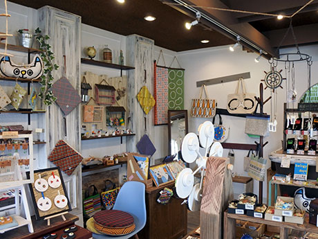 Выберите магазин "zakka lighthouse" в Хиросаки. Работает с разными товарами социальных учреждений.