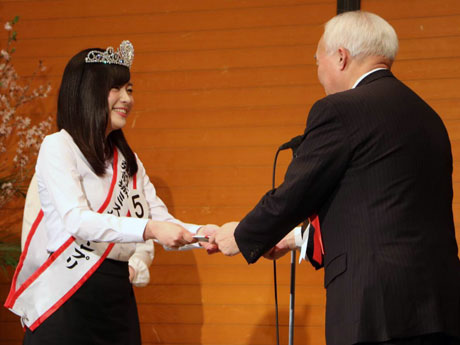 Le Grand Prix du concours Miss Sakura du château de Hirosaki est la gagnante de "Miss Hirosaki"