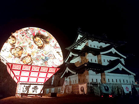 सकुरा महोत्सव के उद्घाटन समारोह में एक दिन के लिए हिरोसाकी कैसल महल टॉवर और हिरोसाकी नेपुटा सह-कलाकार