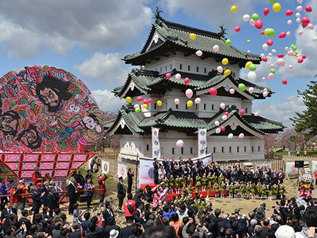 히로사키 벚꽃 축제 개막 첫날 맑은 하늘, 만개는 24 일 이후