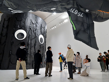 นิทรรศการความร่วมมือของศิลปิน 17 คนในอาโอโมริในหัวข้อ " การประชุม "