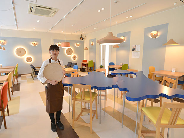 Un café de l'usine de travail du bois "Bunaco" est attaché au bâtiment de l'ancienne école d'une école primaire à Aomori, et vous pouvez également faire l'expérience de la fabrication