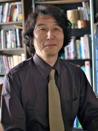 Переводчик серии "Код да Винчи" читает лекцию в Хиросаки.