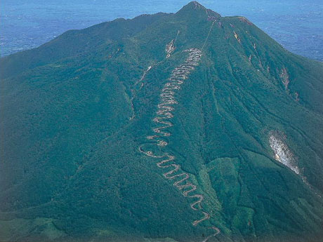 Jejak gunung Aomori / Gunung Iwaki, banyak lengkung dibincangkan di kelengkungan jaring 69 dengan panjang keseluruhan 9.8 km