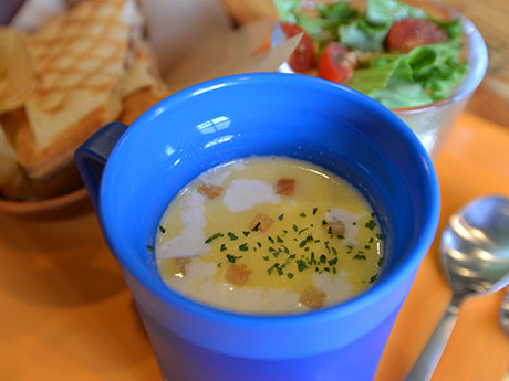 在弘前市開設的湯攤“湯騎士”。