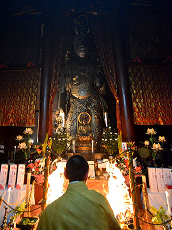弘前青森最大的木制观音雕像中的一座寺庙的戈马追悼会，与五名僧侣的公平追悼会