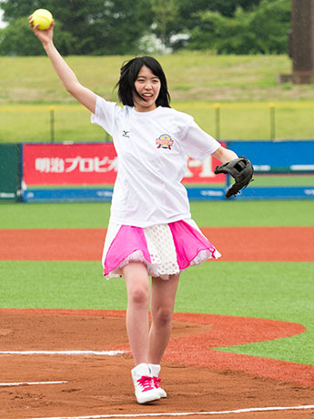 Ringo Musume lanza "tensión" en la primera ceremonia de pitcheo del torneo internacional