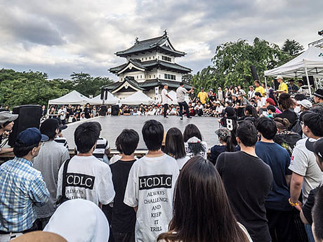 Co-sponsored with dance events held at 6 major festivals in Hirosaki Castle Honmaru