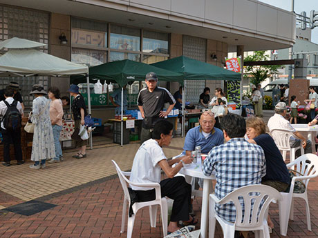 Opened morning market coffee shops and bakeries along the Hirosaki promenade