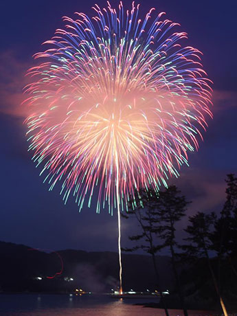 عرض الألعاب النارية تخليدا لذكرى زلزال شرق اليابان العظيم الذي حدث في 21 موقعًا على مستوى البلاد في نفس الوقت في أوموري وأجيغاساوا