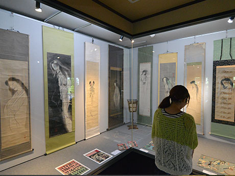Aproximadamente 100 itens, como "Exposição Yurei" e pinturas de fantasmas "Emergindo gradualmente" em Hirosaki
