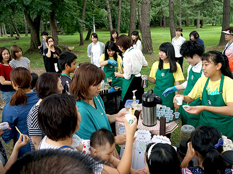 Acara revitalisasi komuniti Starbucks di Hirosaki dirancang oleh tiga gadis sekolah menengah tempatan