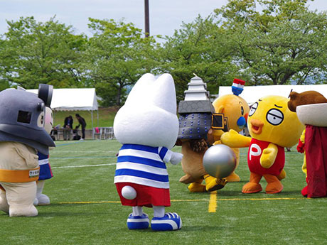 Yuru-chara soccer showdown sa Hirosaki 17 Sumali si Yuru-chara mula sa rehiyon ng Tsugaru