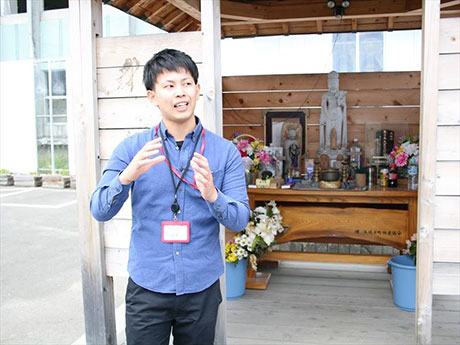 Talk-show invitant M. Kazutaka Higashiume du conteur, un événement de soutien aux zones touchées par le grand tremblement de terre de l'est du Japon à Hirosaki