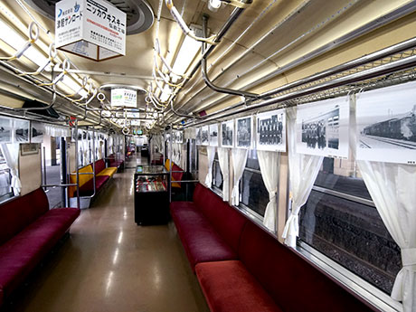 Exhibición del panel fotográfico del 90 aniversario de Aomori Konan Railway en el vehículo