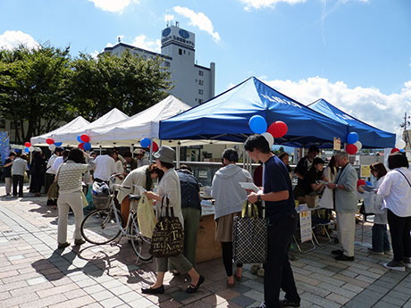 Marche Perancis di Hirosaki, yang ditaja oleh pelajar 3 universiti dari wilayah lain juga turut serta