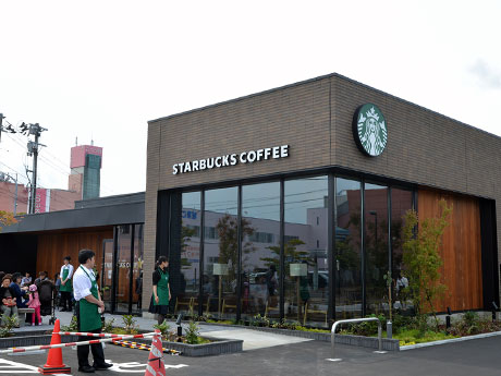 2-й проезд в кафе Starbucks в Хиросаки и скамейки у входа в магазин.
