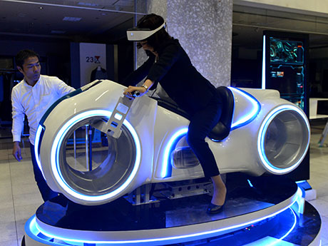 在東北地區首次安裝了3個裝置，包括在弘前百貨公司內的一款VR吸引賽車遊戲