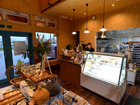 También hay una cafetería "Wano Winery" en Aomori y Tsuruta que utiliza uvas locales.