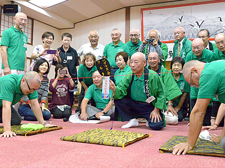 Pengambilan peserta yang yakin dalam "ketua" kejohanan nasional "tarik tali perang" di Aomori dan Tsuruta