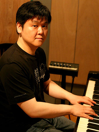 खेल संगीत हिरोसाकी "विच ताईमू" में त्सुगारु शमसेन के साथ रहते हैं