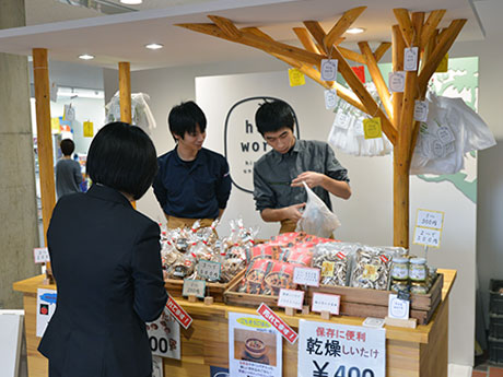 Cửa hàng hỗ trợ người khuyết tật tại Tòa thị chính thành phố Hirosaki Các xưởng chế biến gỗ tại địa phương và các nhóm hợp tác phục hồi khu vực hợp tác