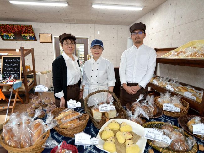 एक बेकरी जिसे अओमोरी और हीराकवा में एक फार्महाउस से पुनर्निर्मित किया गया है।