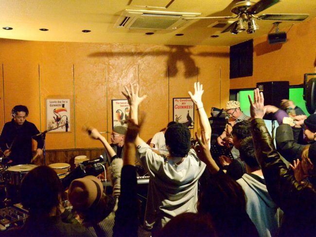 La tournée Tohoku du groupe de session commence à Hirosaki Le DJ local participe également