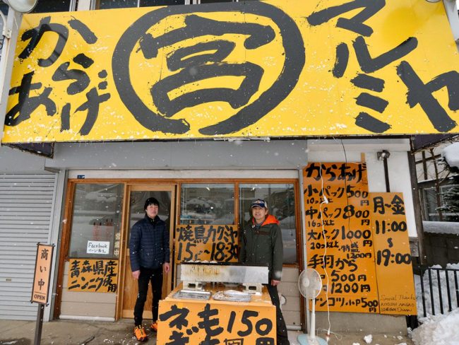 烤雞肉串在弘前的炸雞商店丸宮開始銷售。